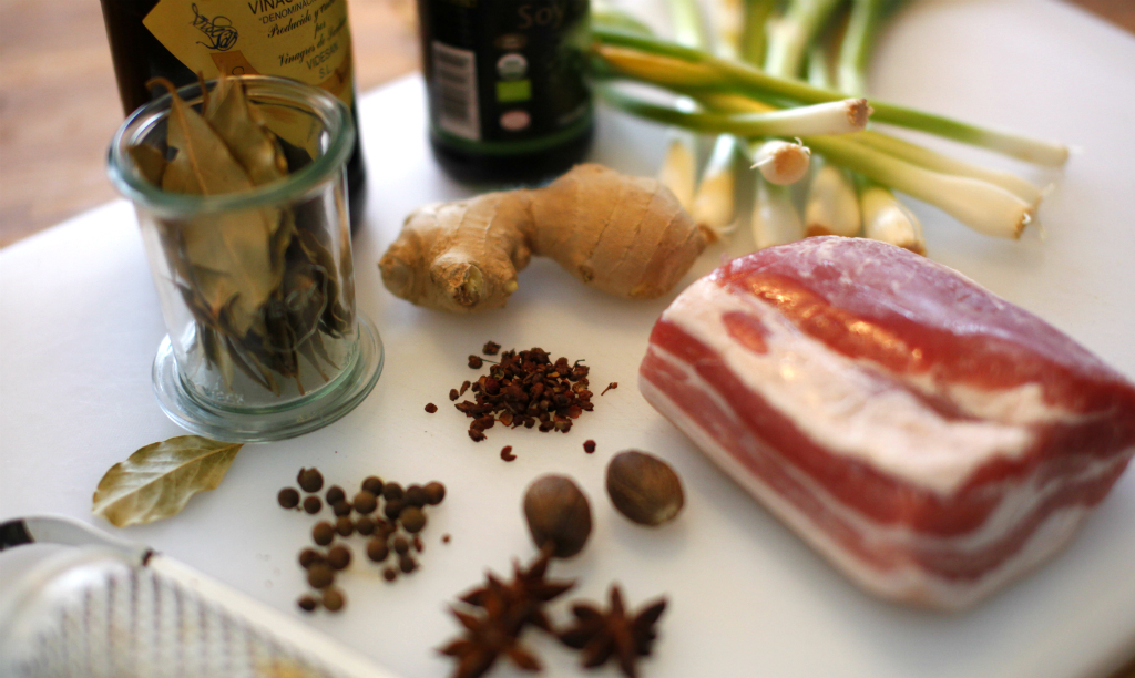 Ingredienser till rödkokt sidfläsk